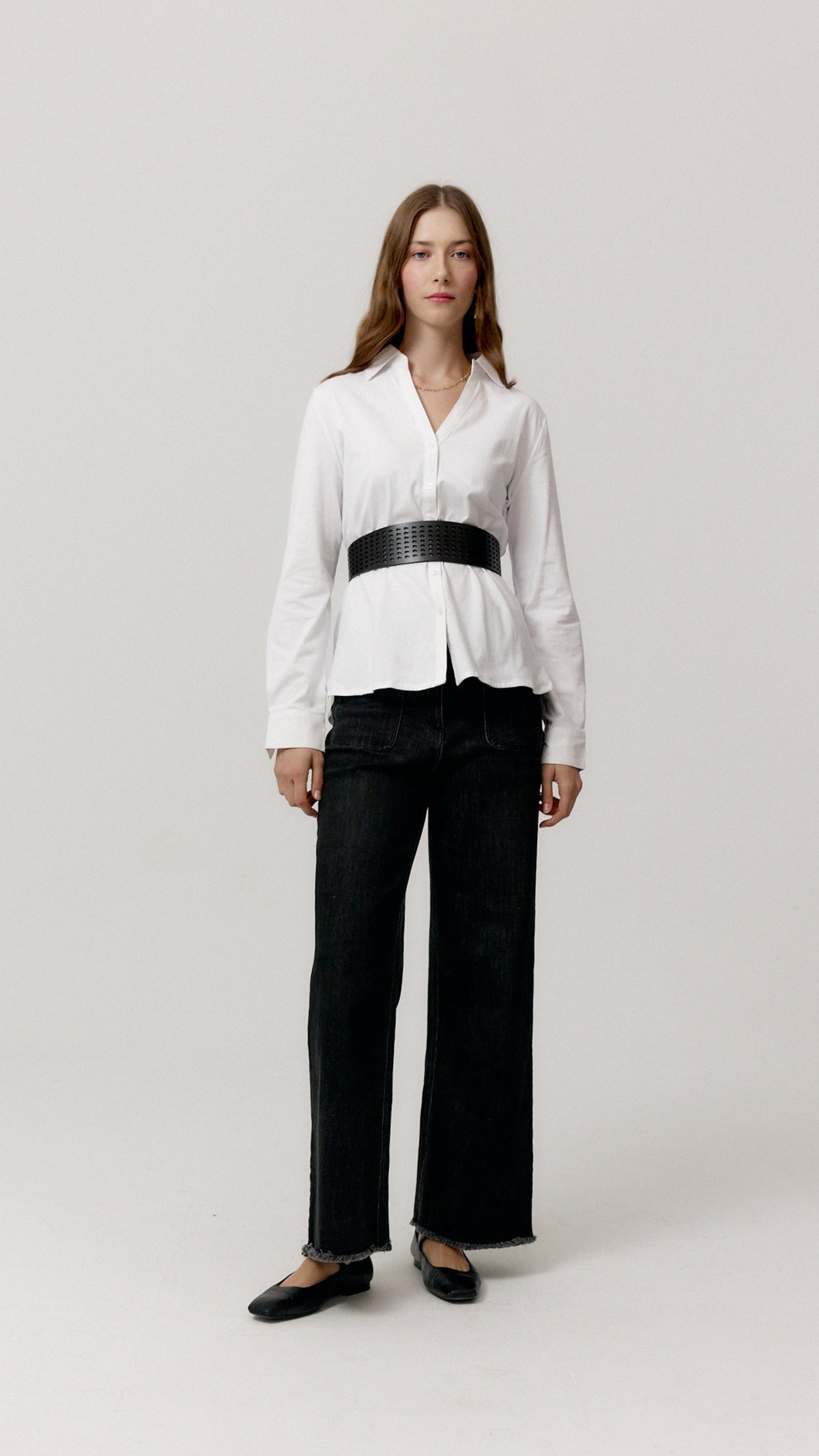 Look completo con camisa Halia blanca de Biscuit.
