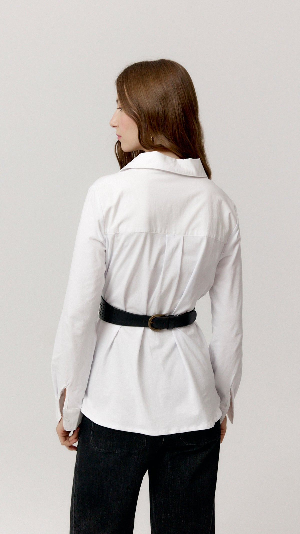 Camisa Halia blanca con cinturón, vista trasera.