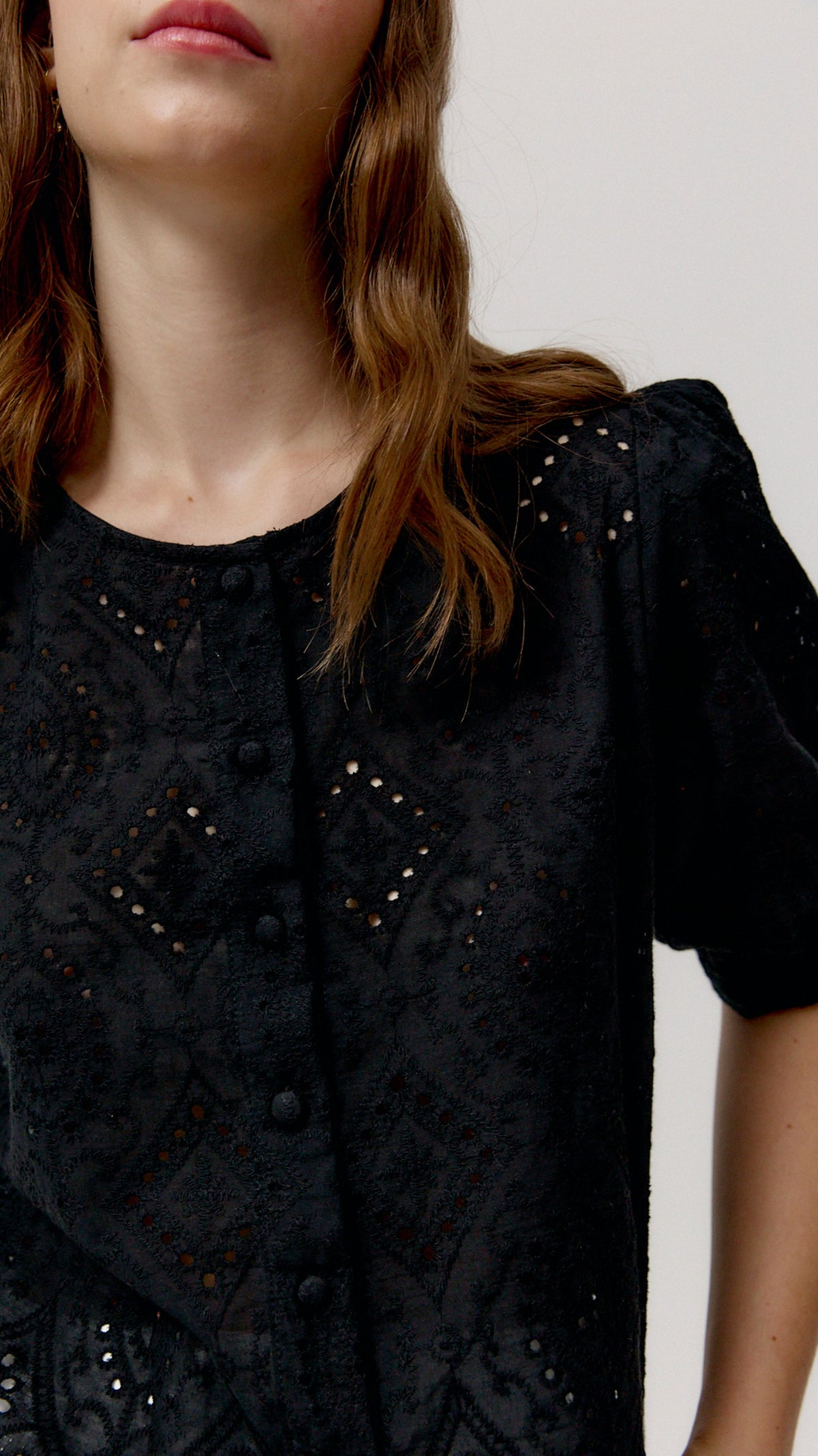 Detalle frontal del bordado de la camisa Livia negra.