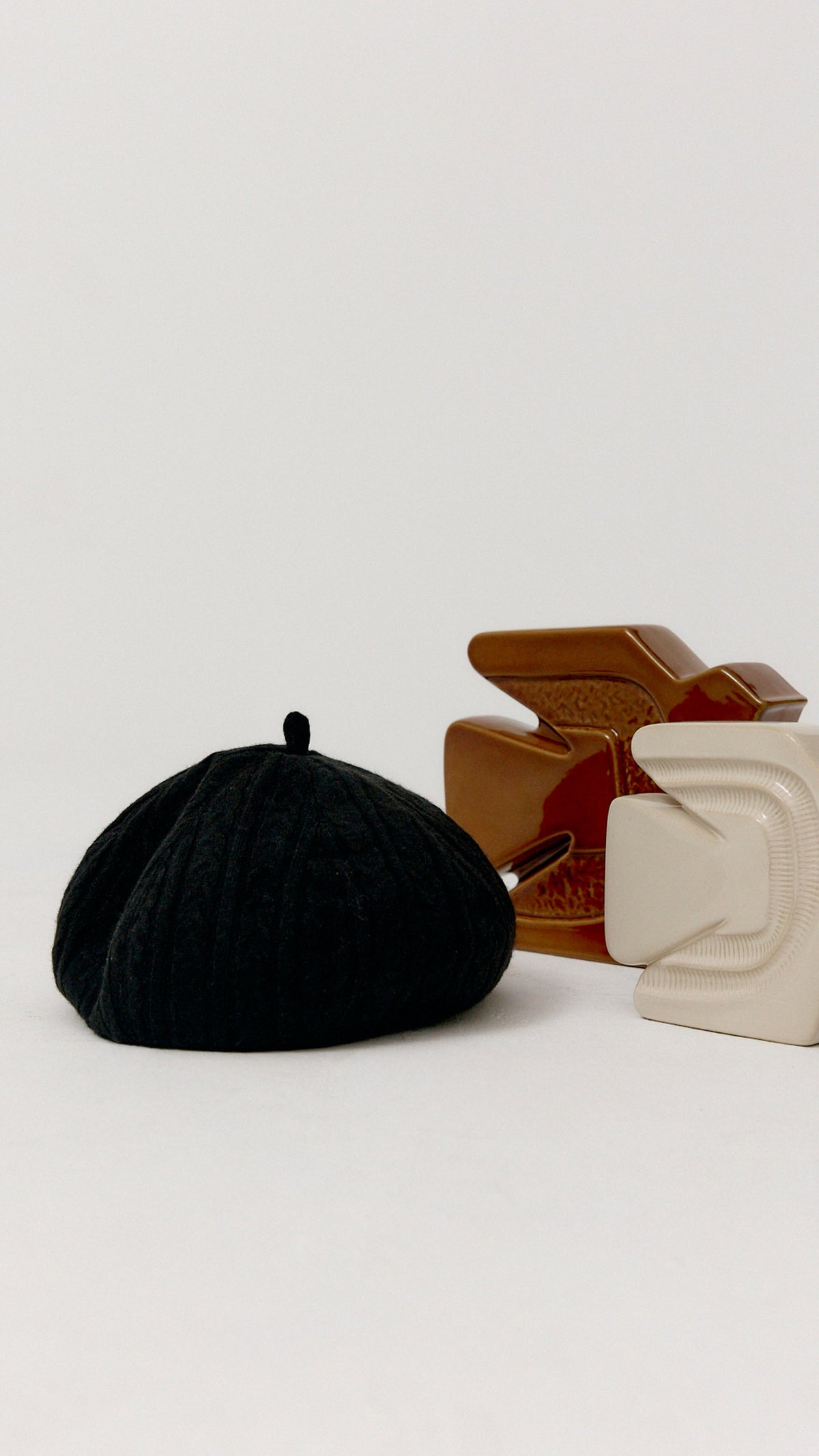 Gorra Tess negra de punto de Biscuit en composición de producto.