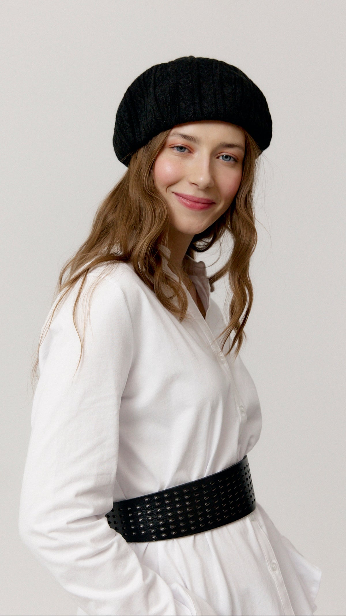Gorra Tess negra de Biscuit en look.