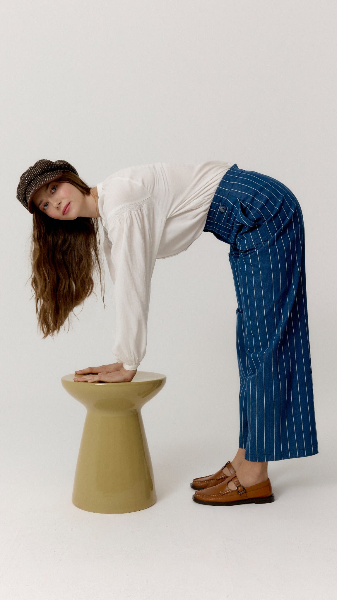 Camisa Mars blanca - look con taburete