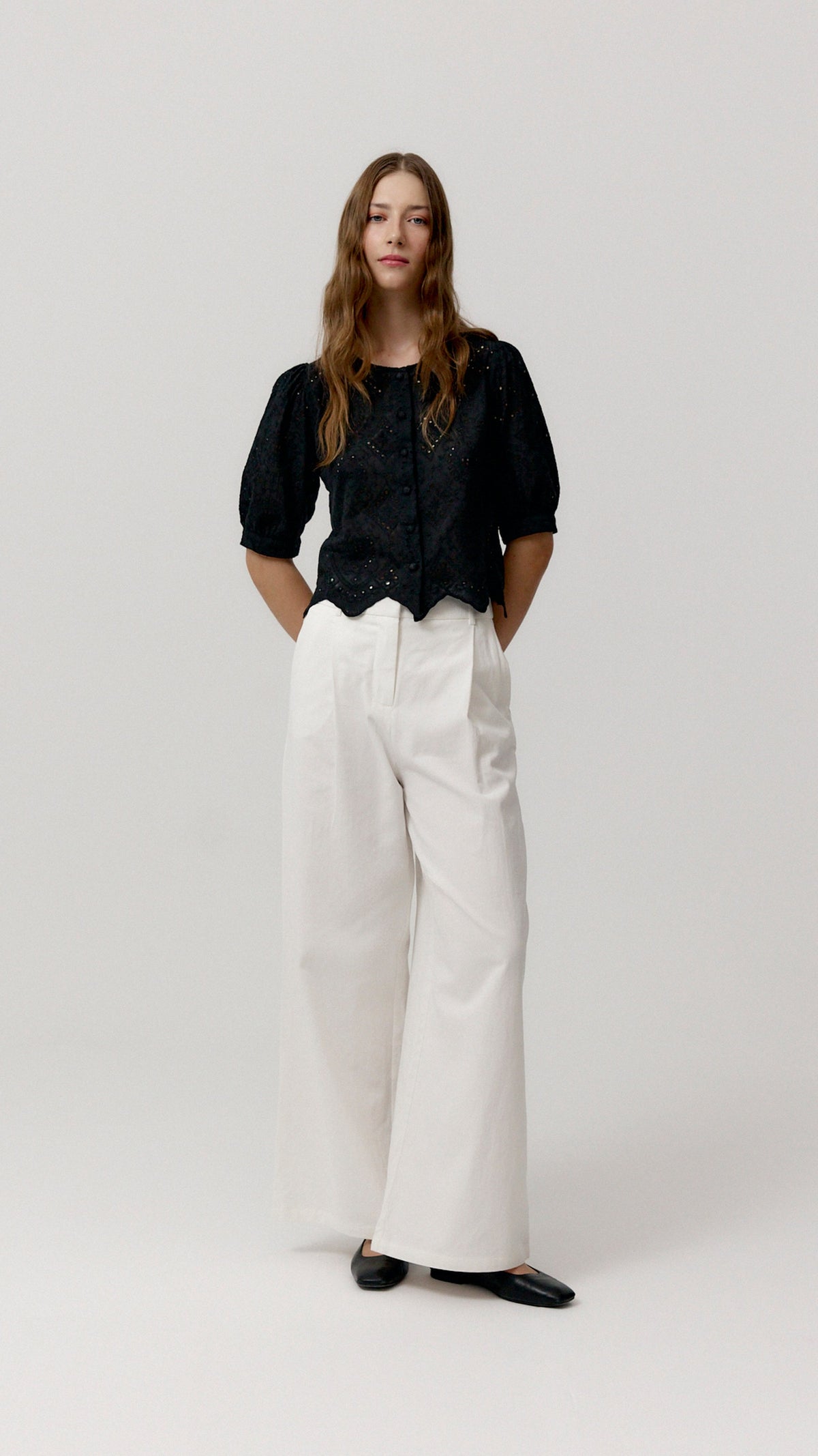 Pantalón Alison Blanco de Biscuit en look 7.