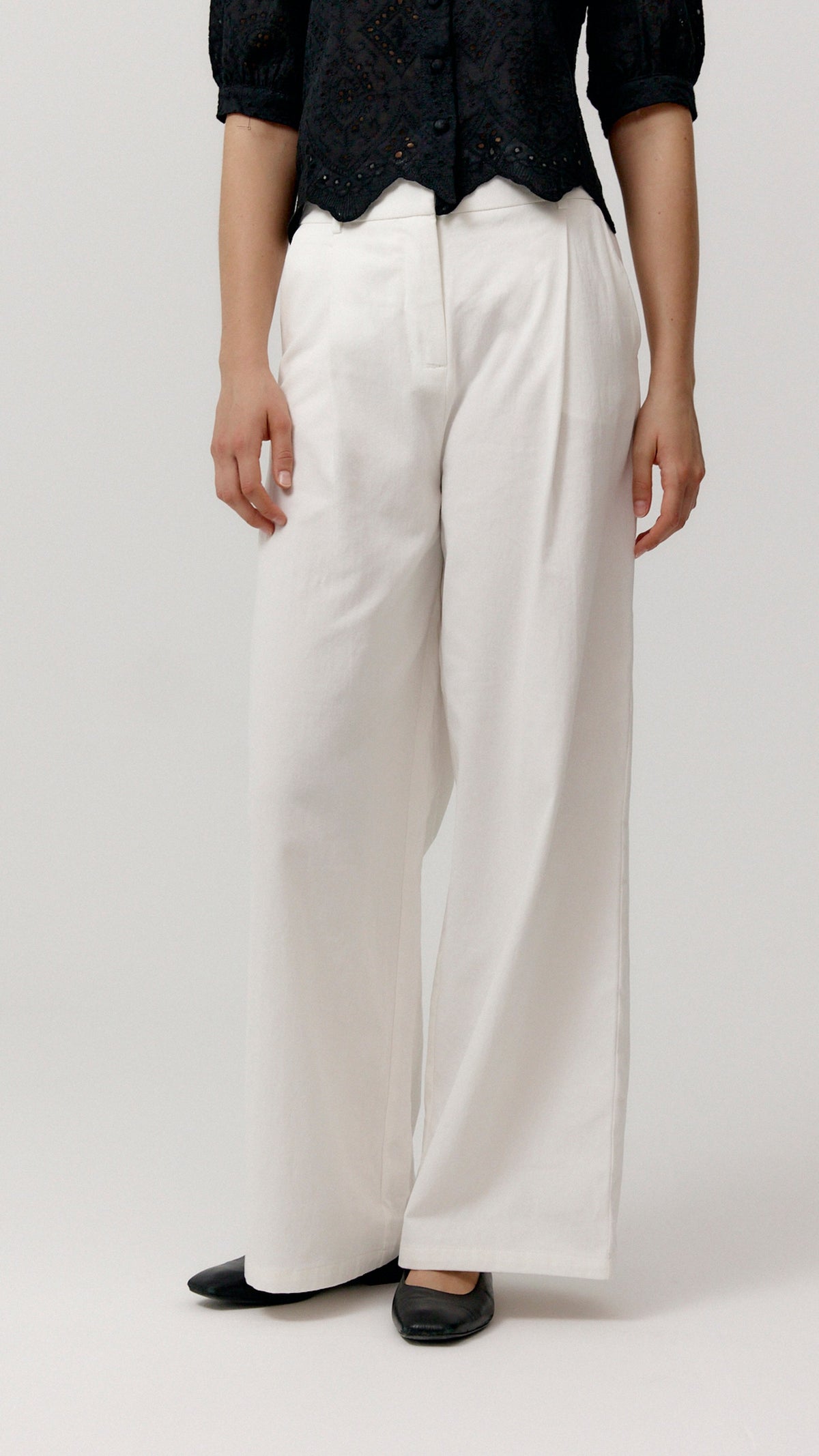 Pantalón Alison Blanco de Biscuit en look 9.