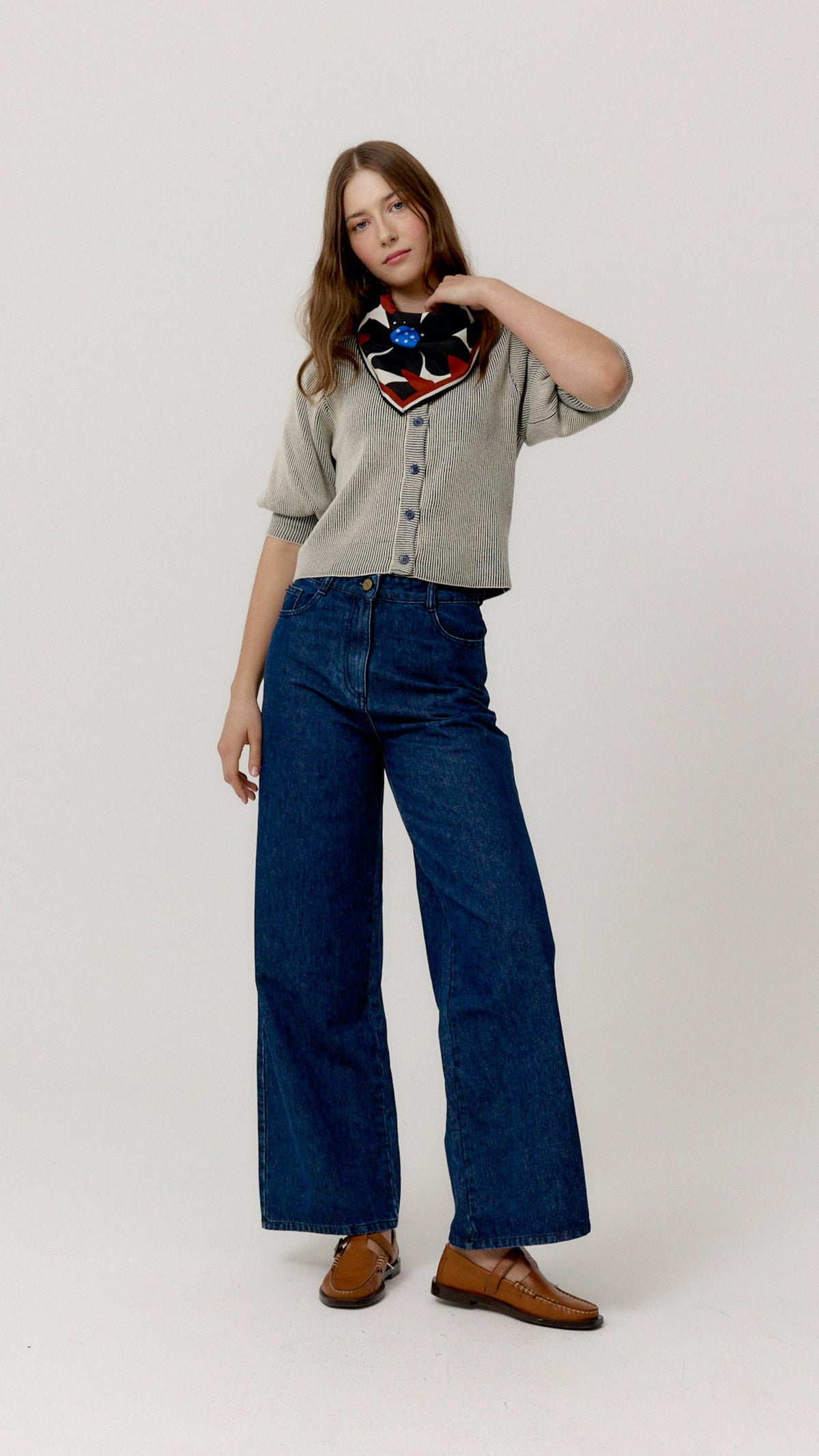 Pañuelo Sunflower Azul de Biscuit en look completo.