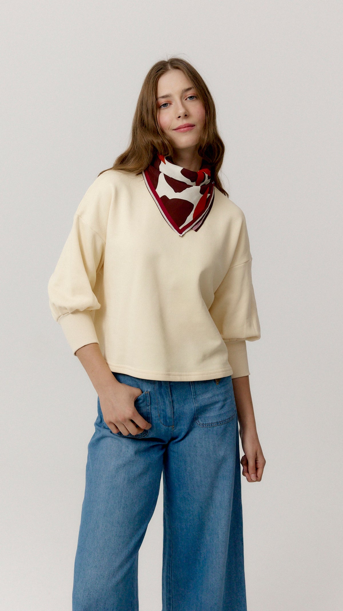 Pañuelo Sunflower Brown de Biscuit en look, vista frontal.