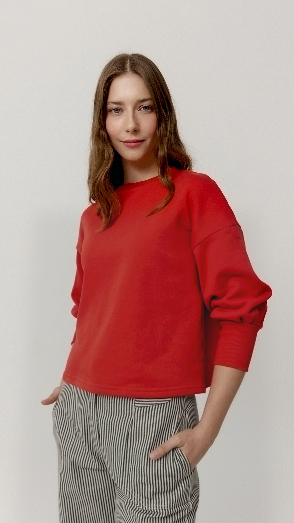 Sudadera Musseta terracota con manga amplia y puño ajustado, vista frontal.