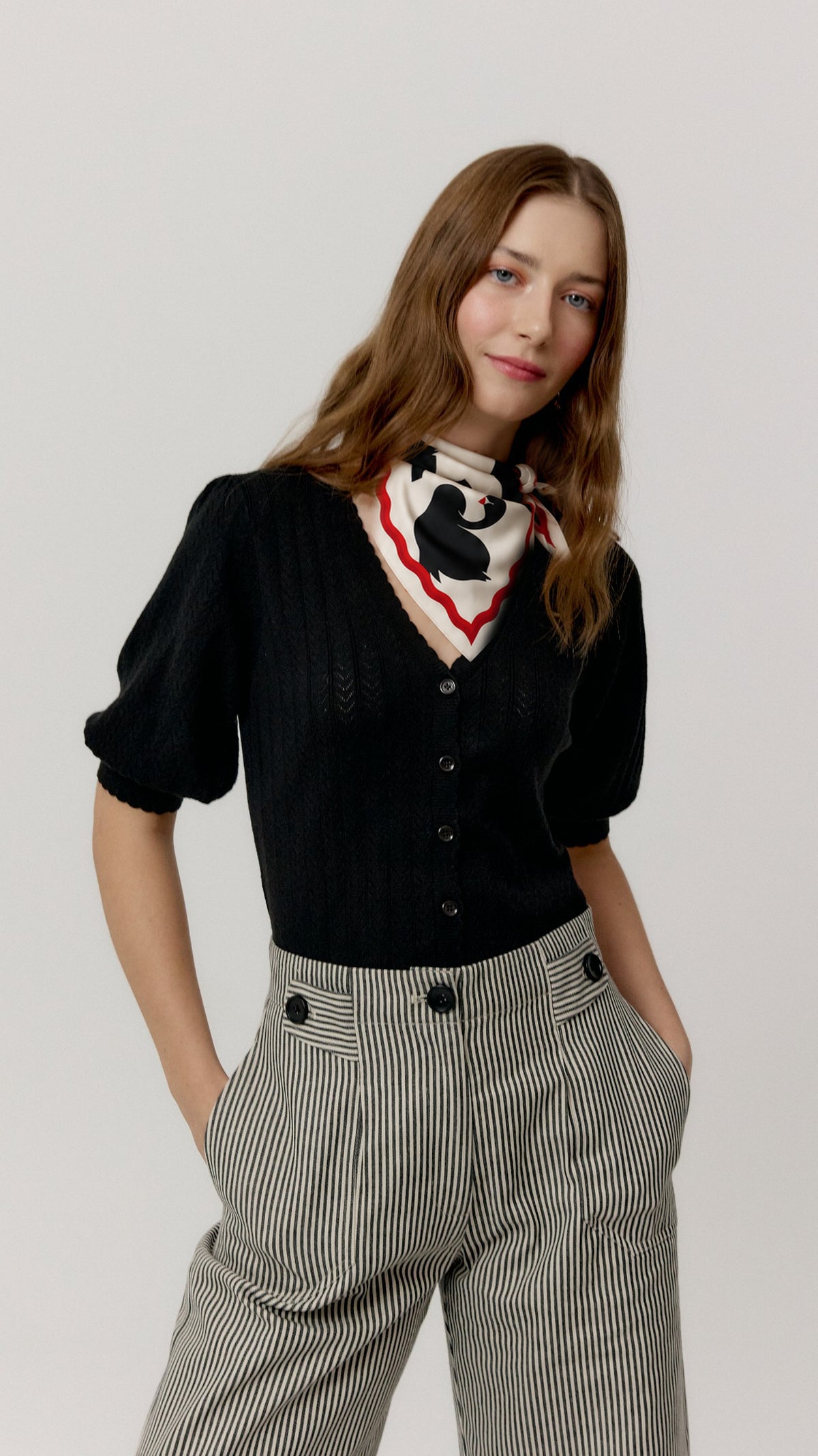 Pañuelo Swanscarf Blanco y Negro anudado al cuello sobre modelo Biscuit