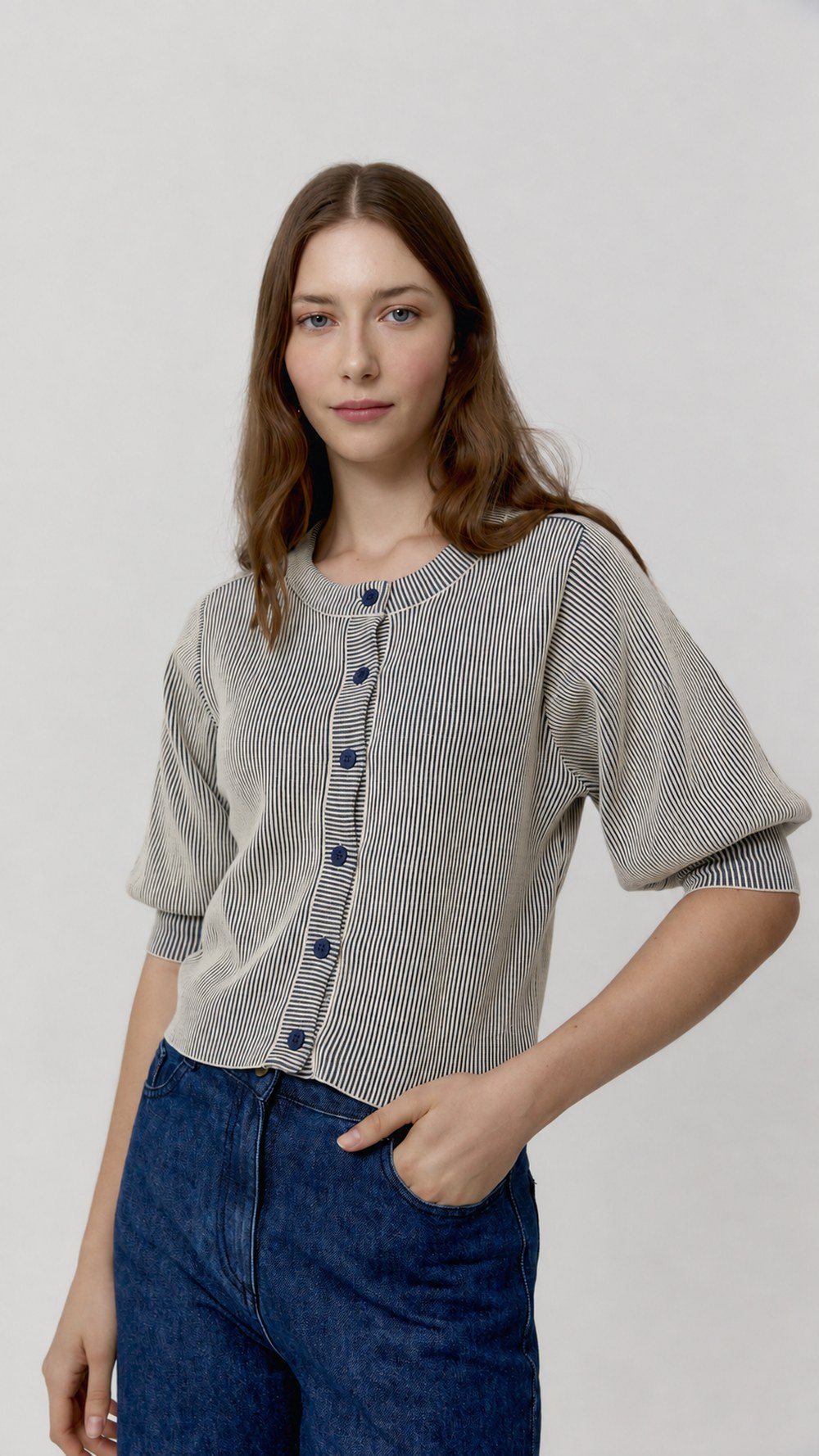 Top Denise Navy de punto con finas rayas, vista frontal alternativa.