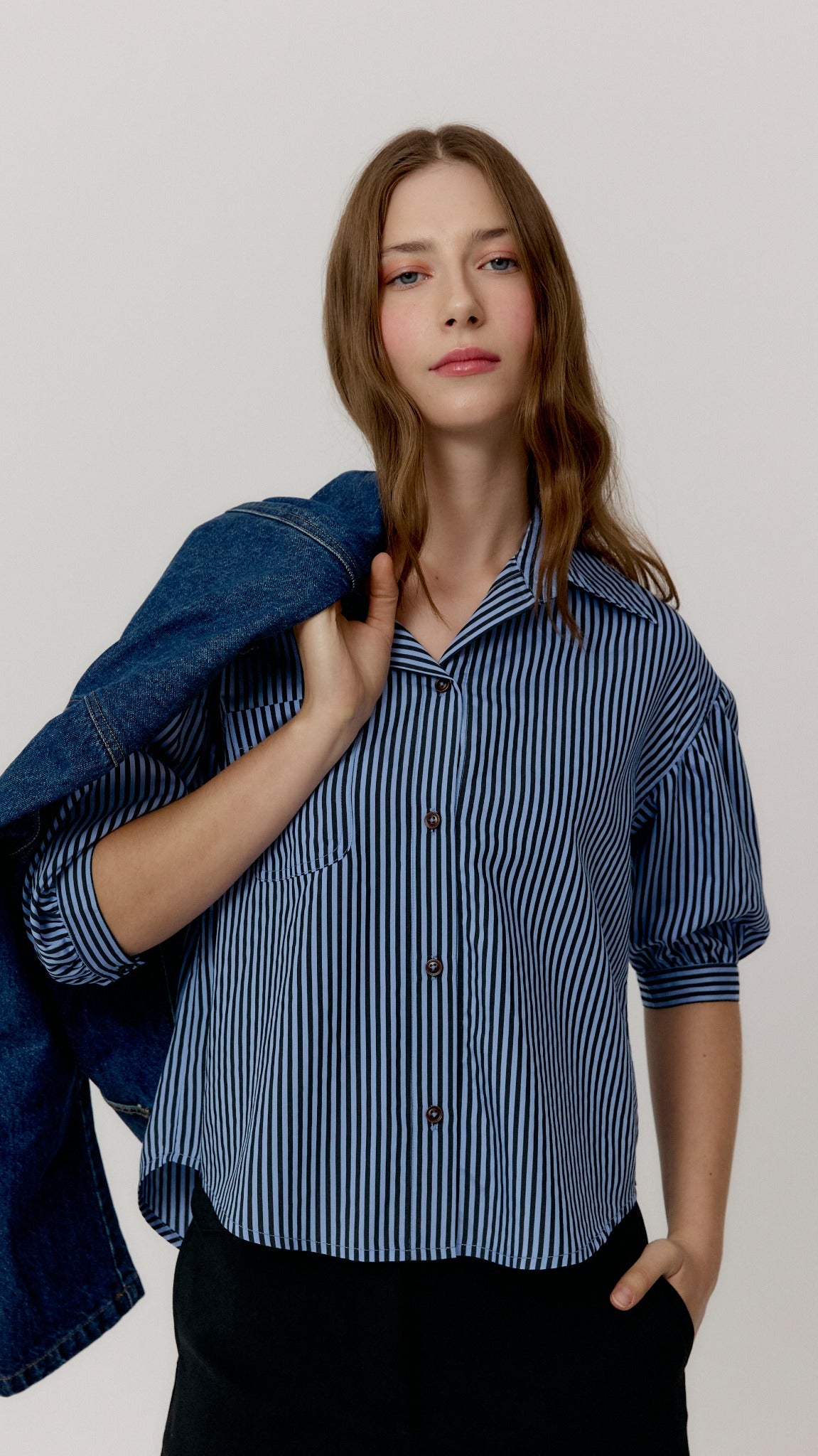 Camisa Arles de rayas de Biscuit, retrato con chaqueta denim.