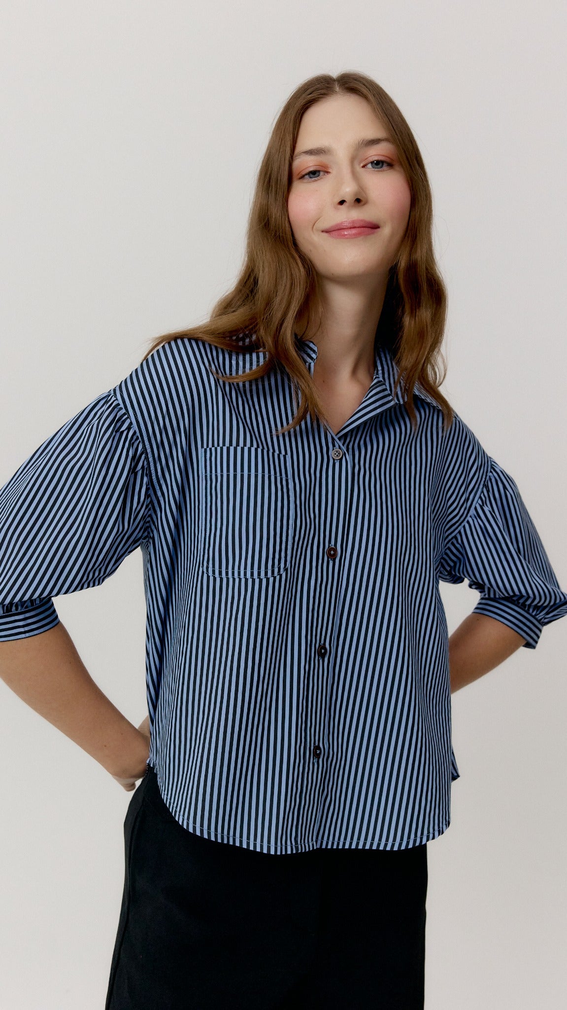 Camisa Arles de rayas de Biscuit, detalle frontal.