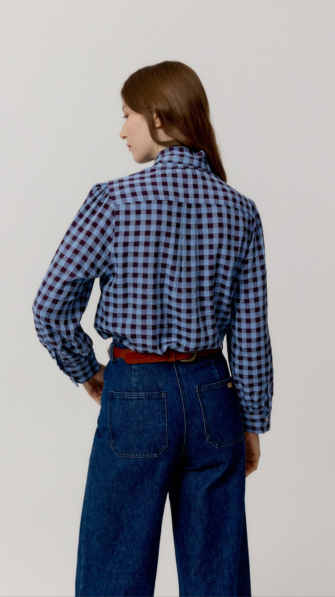 Camisa Bonnie de cuadros lavanda en vista trasera.