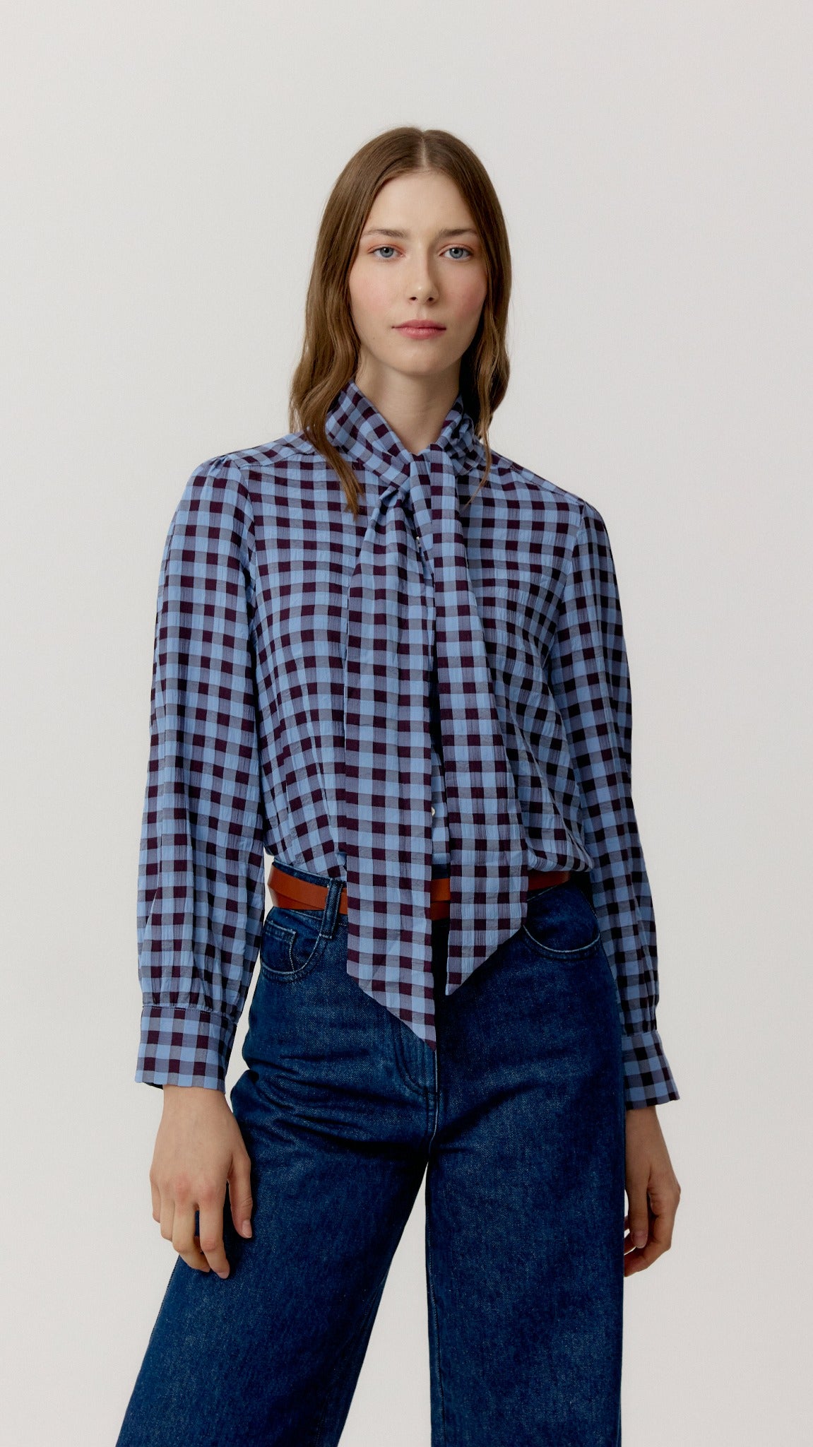 Camisa Bonnie de cuadros lavanda en look frontal.
