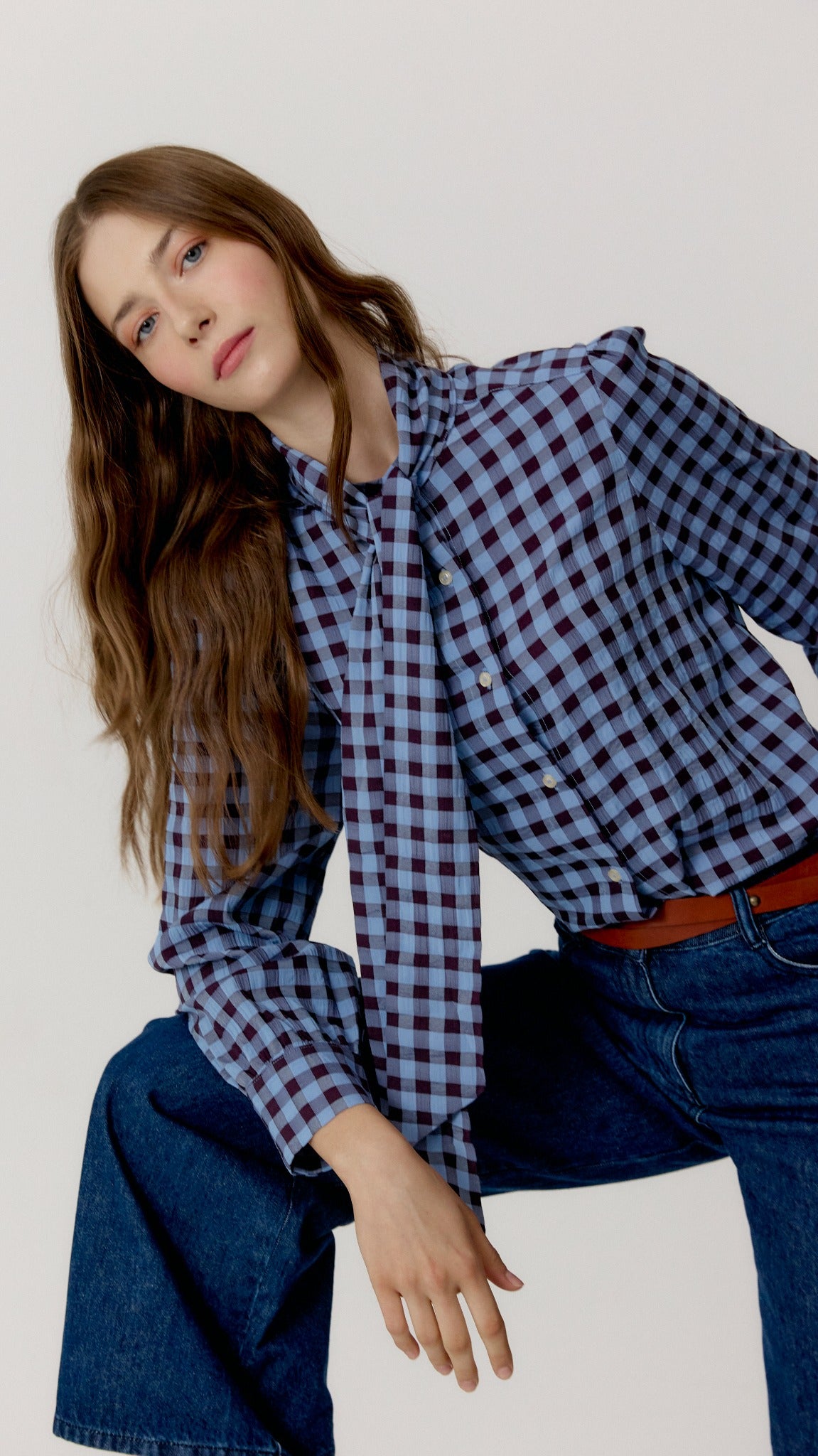Camisa Bonnie de Biscuit, look editorial sentado.