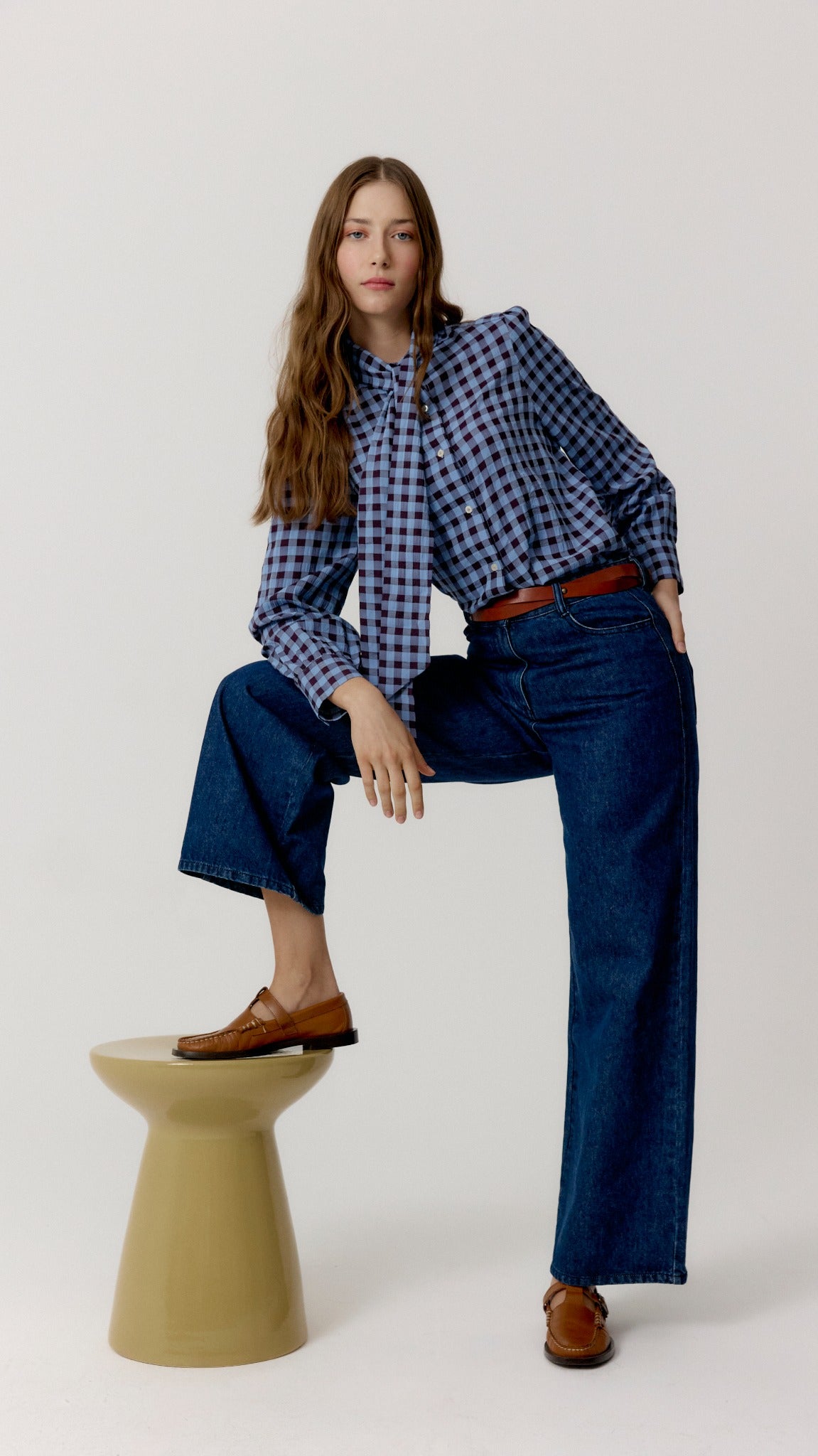 Camisa Bonnie de cuadros lavanda en look de cuerpo entero.