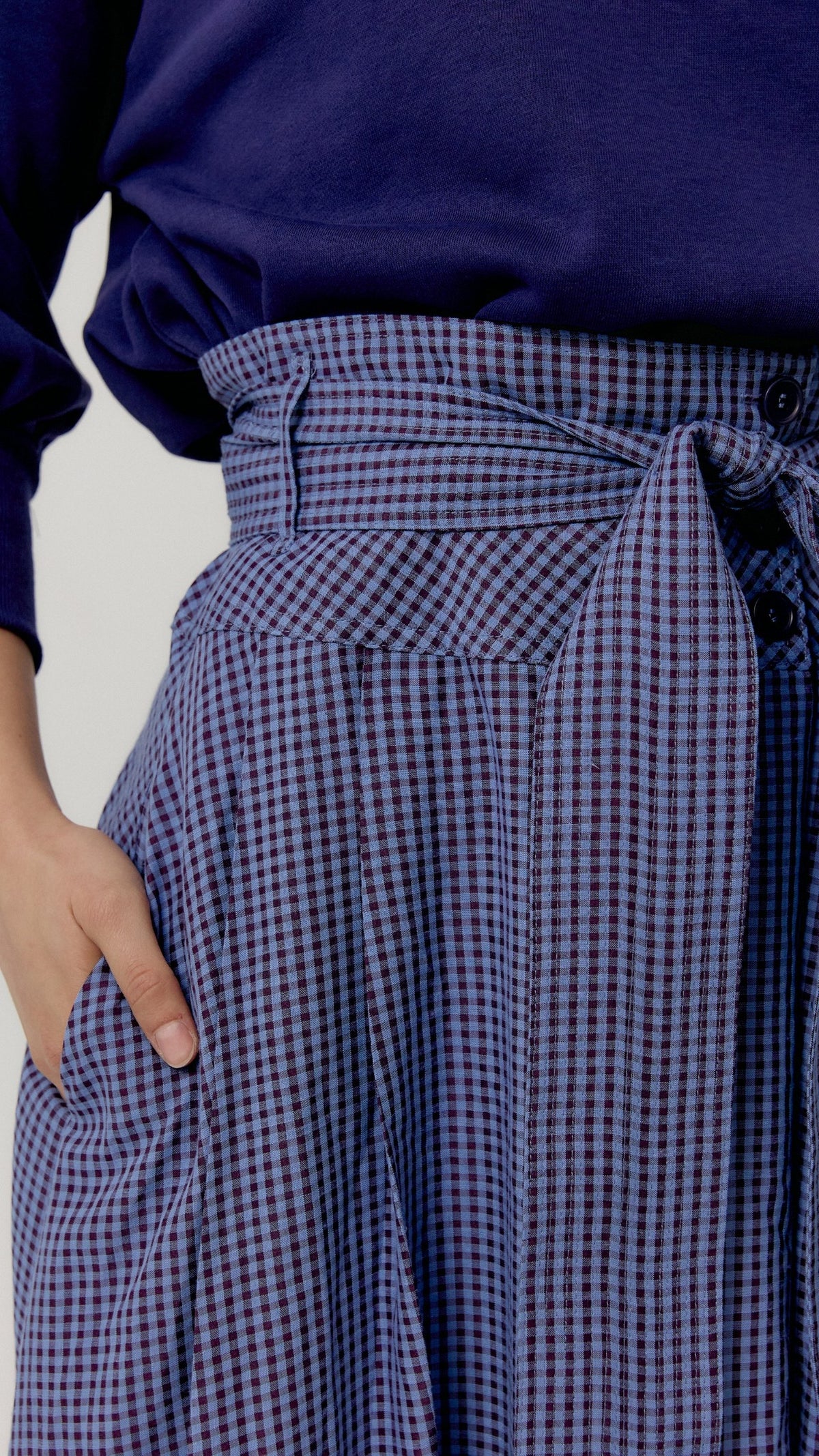 Falda Mille Lavender Checks de Biscuit, detalle del tejido y cintura.