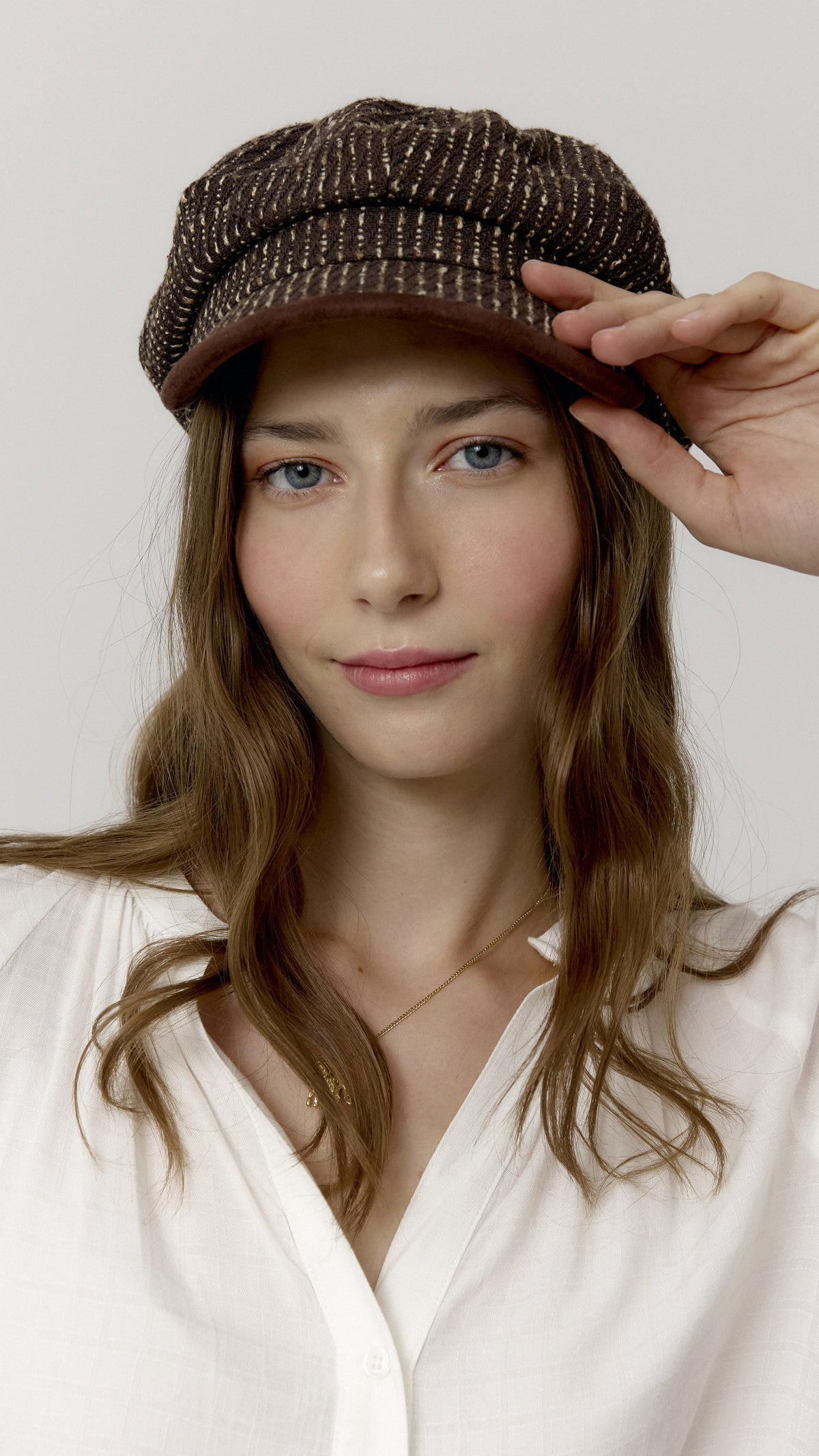 Gorra Billie Marrón de Biscuit en plano detalle frontal