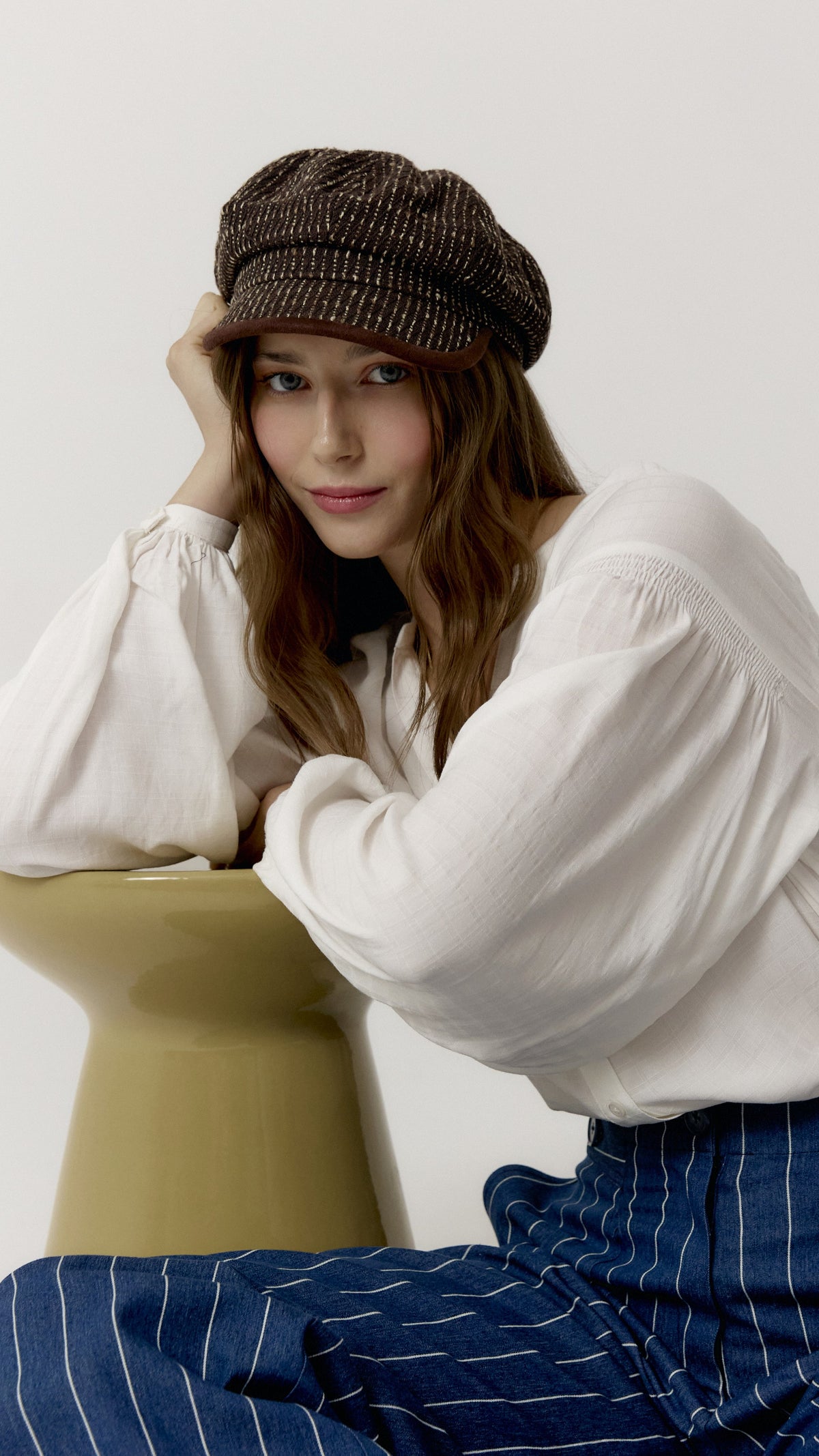 Gorra Billie Marrón de Biscuit en look sentado de temporada