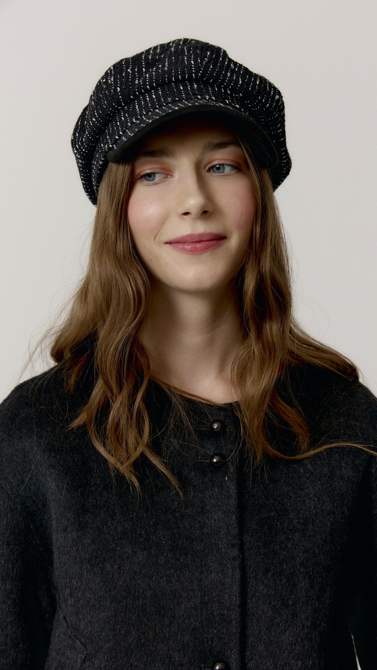Gorra Billie Negro de Biscuit en plano detalle frontal