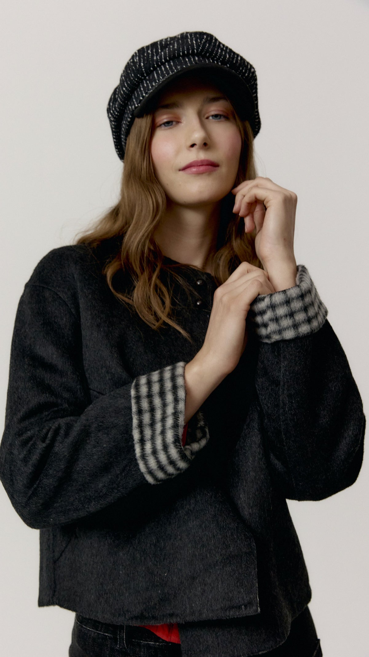 Gorra Billie Negro de Biscuit en retrato editorial