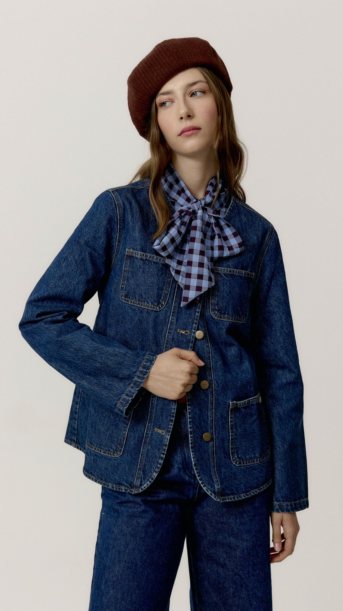Gorra Leni Chocolate de Biscuit en look con denim