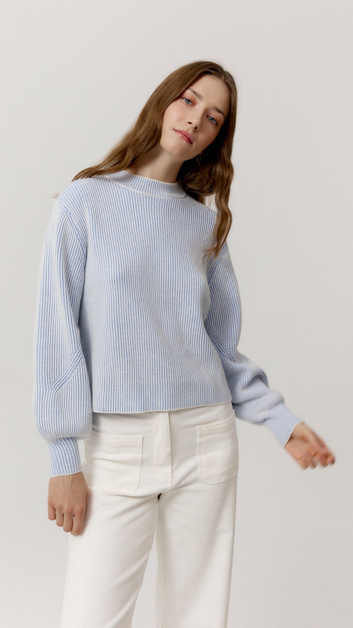 Jersey Emma azul empolvado de Biscuit, look frontal de cuerpo entero.