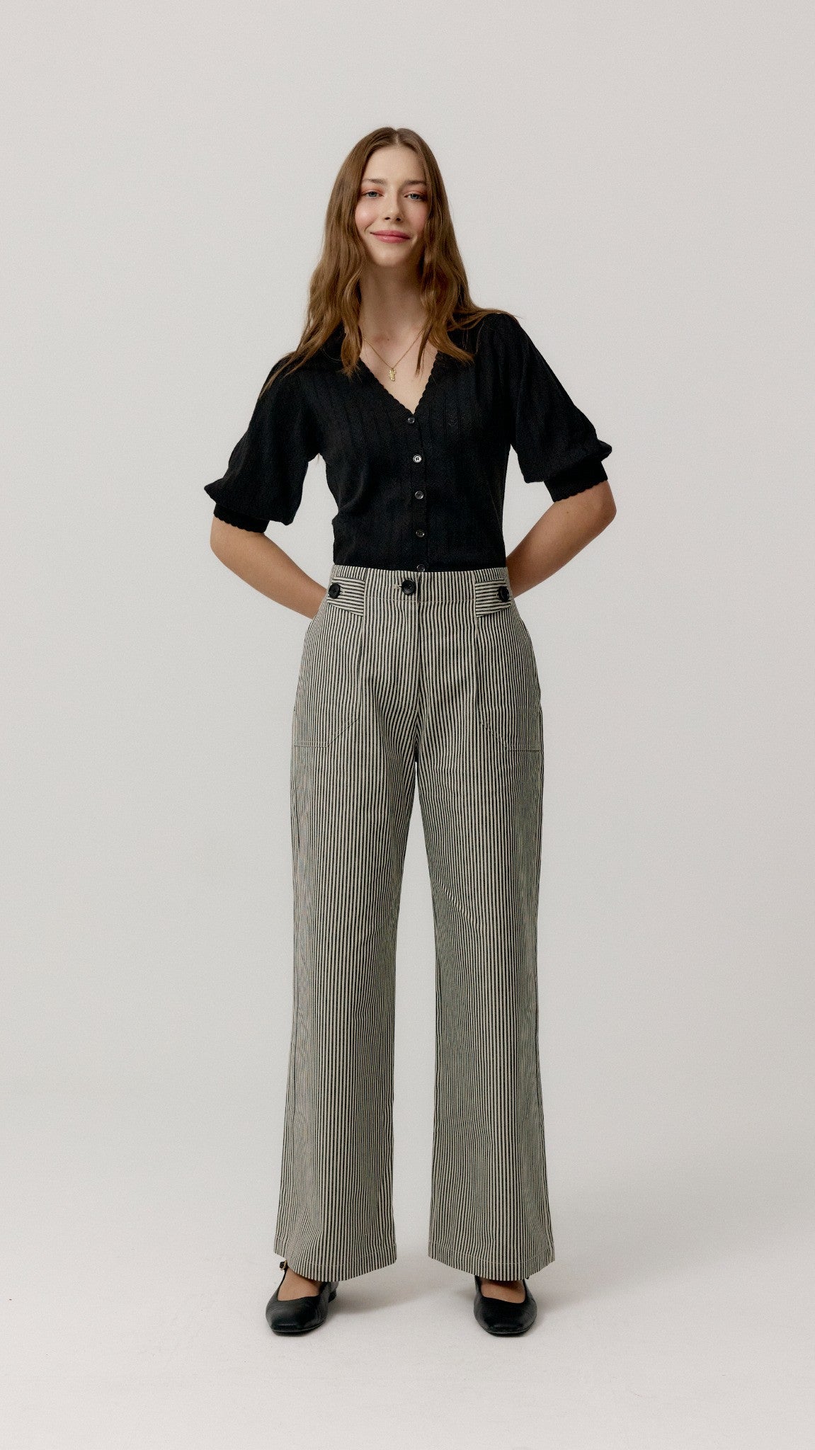 Pantalón Camille Negro de Biscuit en look de cuerpo entero, efecto antimuaré suave.