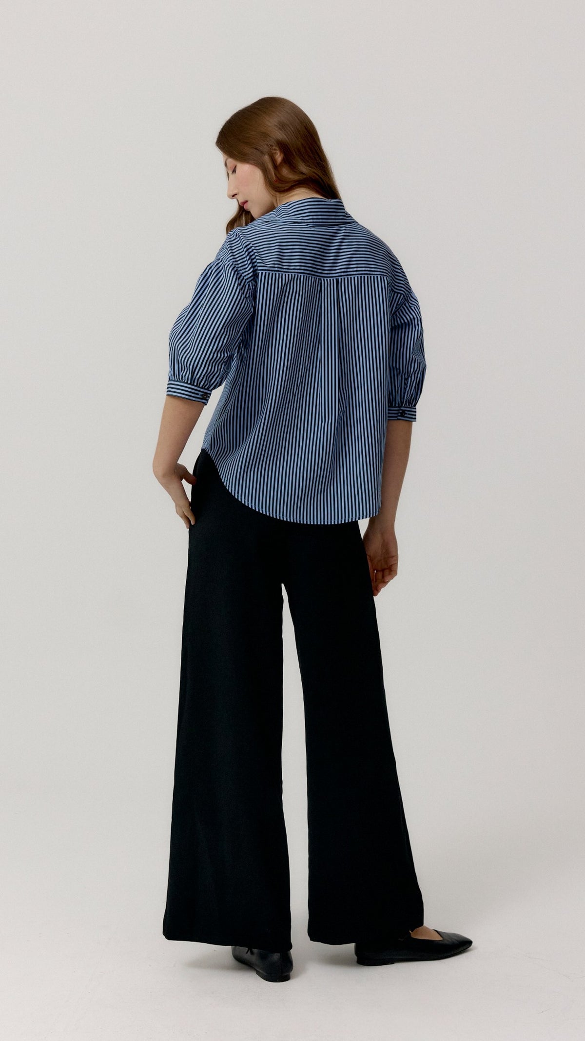 Pantalón Edmond negro de Biscuit vista trasera con camisa de rayas