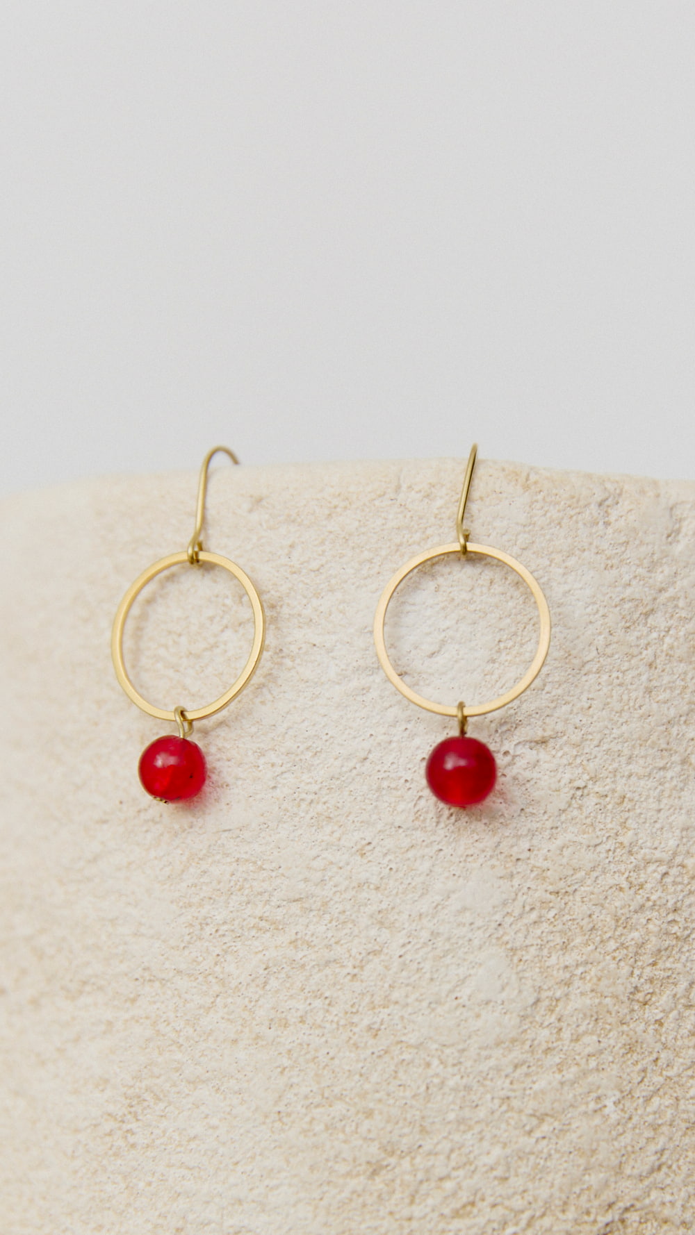Pendientes dorados Ania cortos de Biscuit