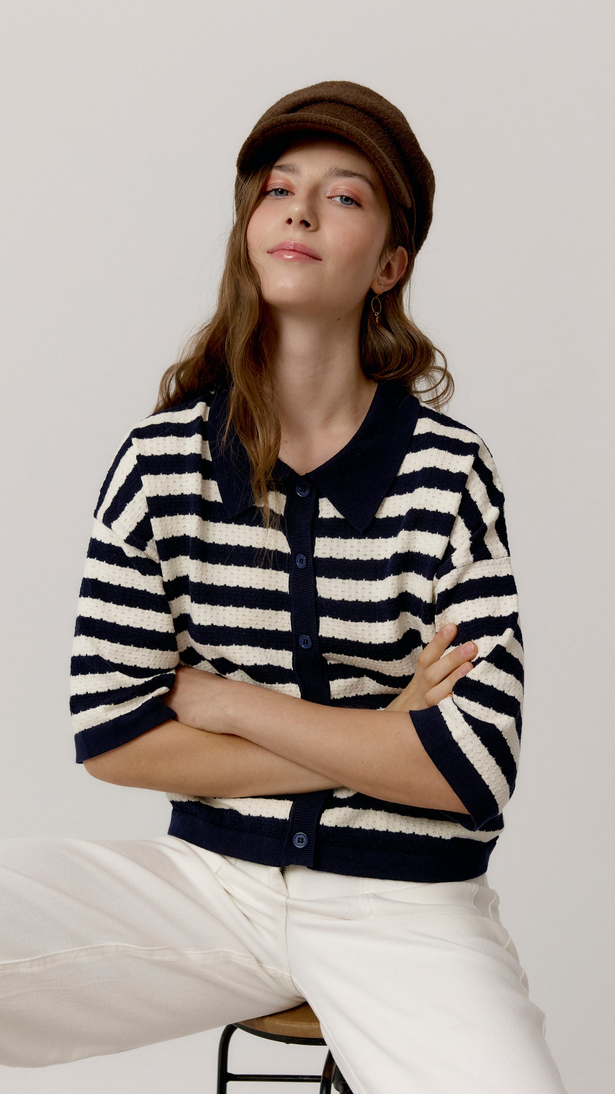 Top Kyoto Navy de Biscuit, look sentado con gorra.