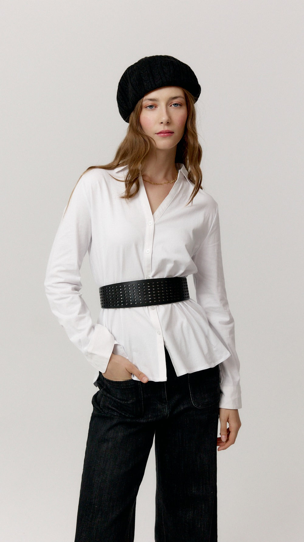 Look Biscuit con camisa blanca, boina negra y cinturón ancho