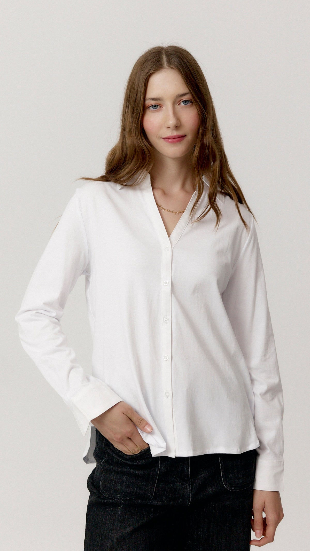Camisa Halia blanca de algodón, vista frontal.