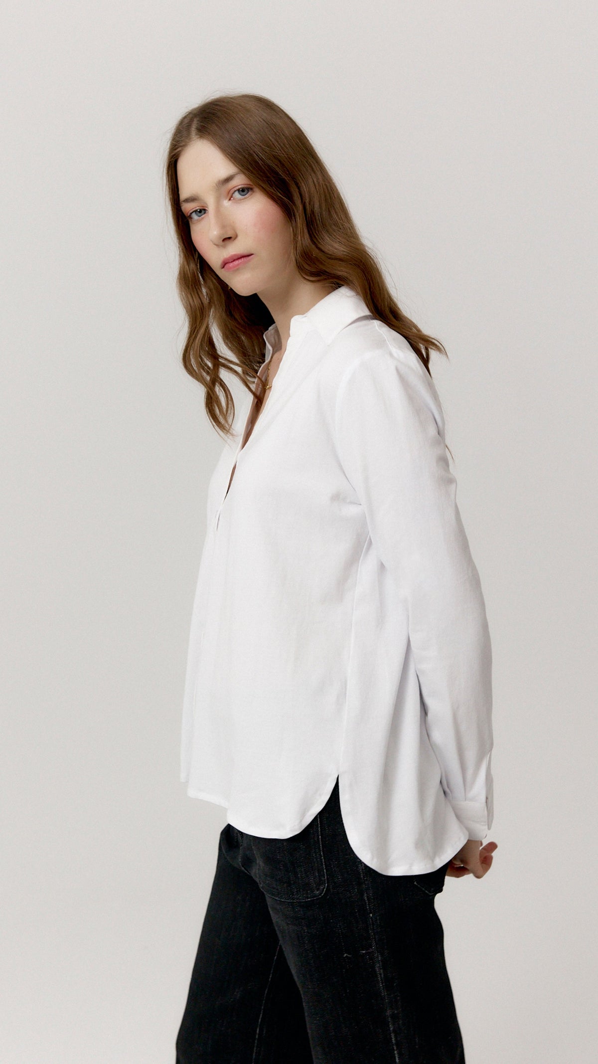 Camisa Halia blanca de algodón, vista lateral.