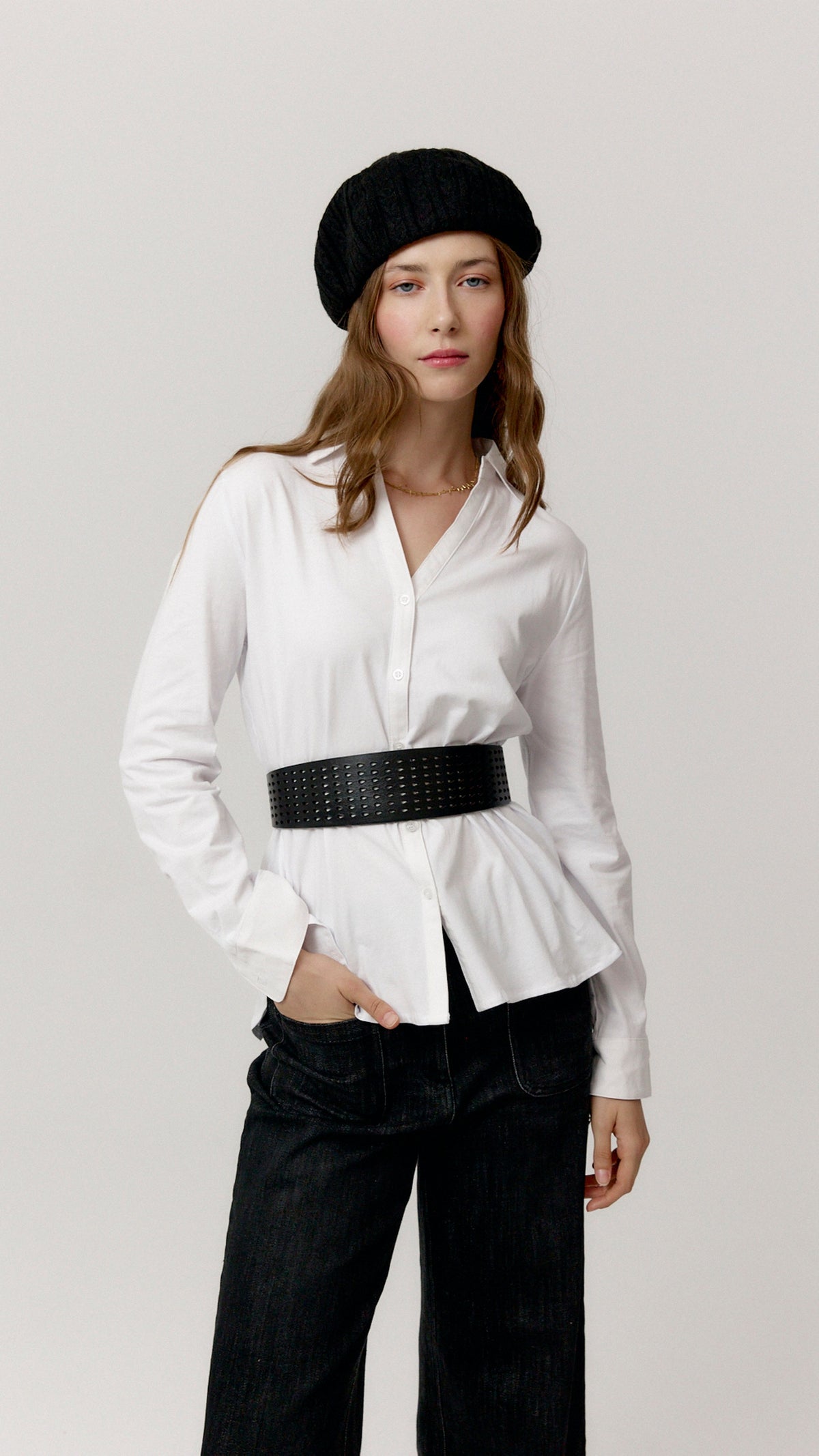 Look con camisa Halia blanca, cinturón y boina.