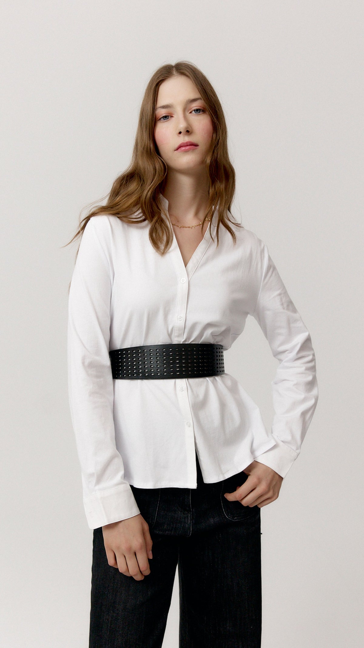 Look con camisa Halia blanca y cinturón negro de Biscuit.