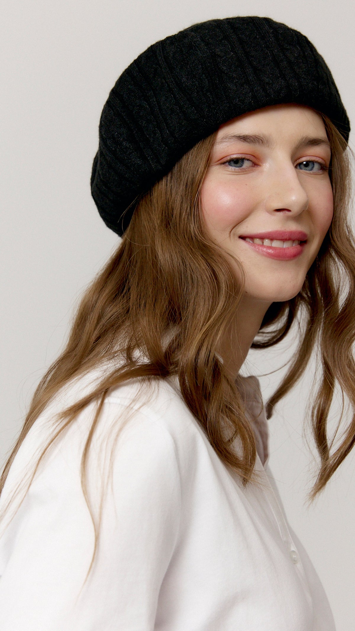 Gorra Tess negra de Biscuit, detalle de textura.