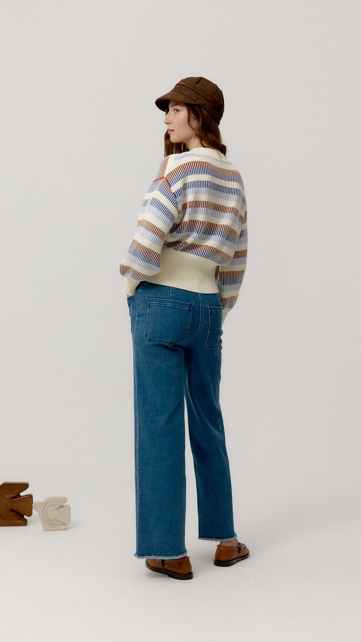 Pantalón Marwa denim de Biscuit en look, vista frontal.
