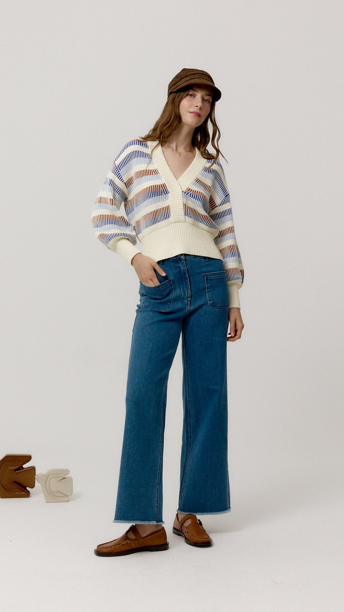 Pantalón Marwa denim de Biscuit en look, vista de tres cuartos.