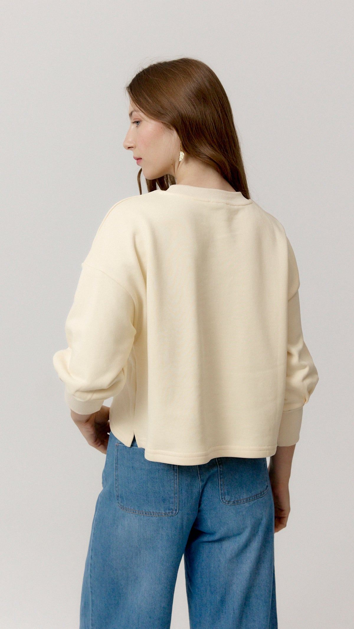 Sudadera Musseta crema vista de espaldas.
