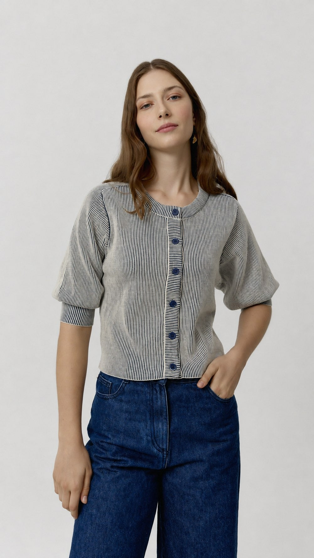 Top Denise Navy de punto con finas rayas, vista frontal.