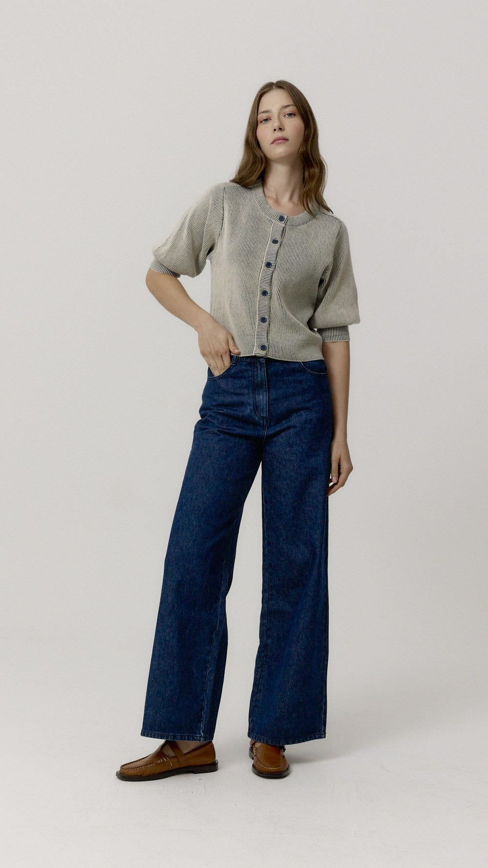 Look con Top Denise Navy de Biscuit, vista frontal.