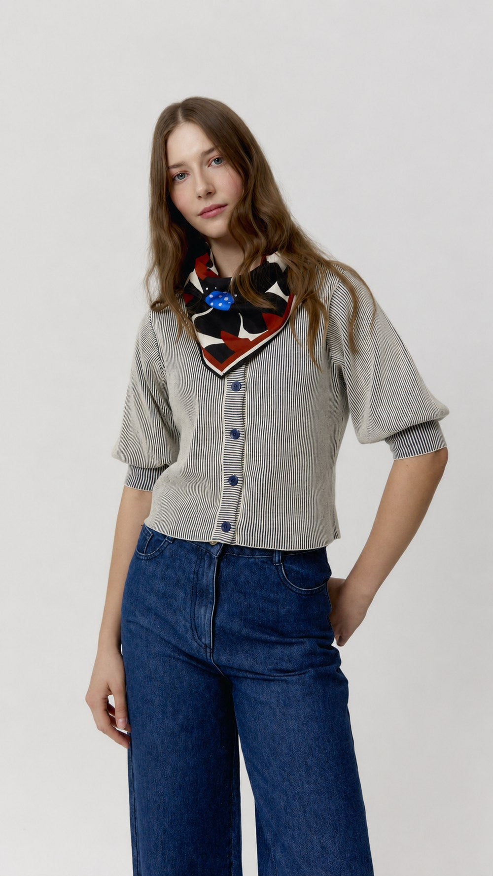 Detalle de look con Top Denise Navy y pañuelo estampado.