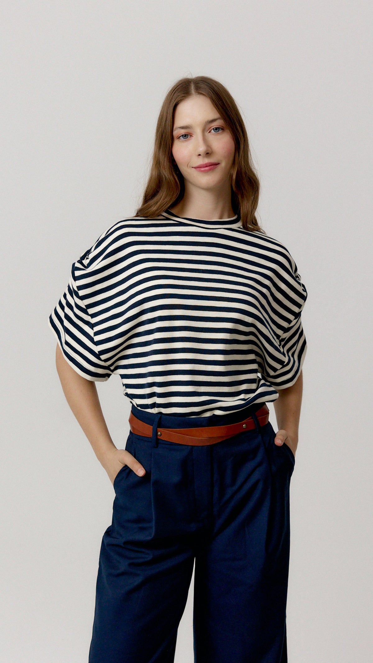 Top Maple navy de rayas de Biscuit, vista frontal.