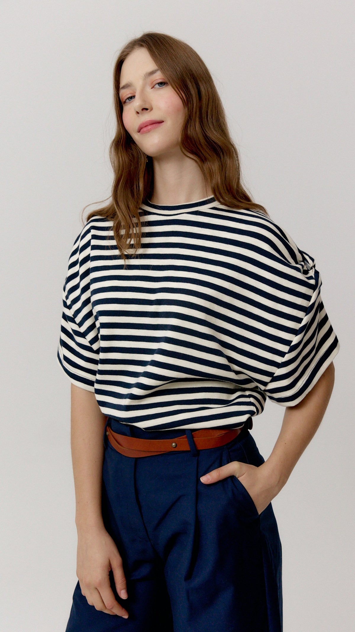 Top Maple navy de rayas de Biscuit, vista frontal alternativa.
