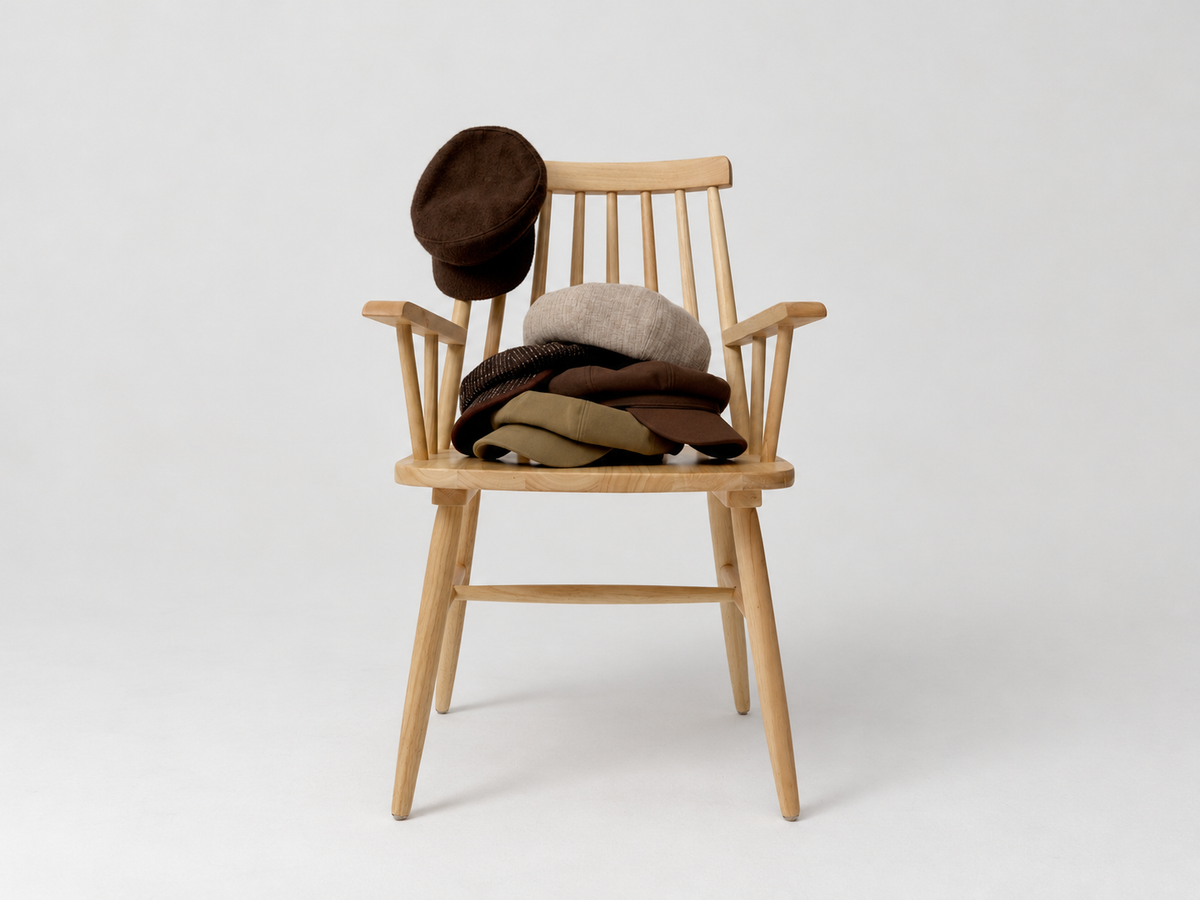 Selección de gorras Biscuit sobre silla de madera