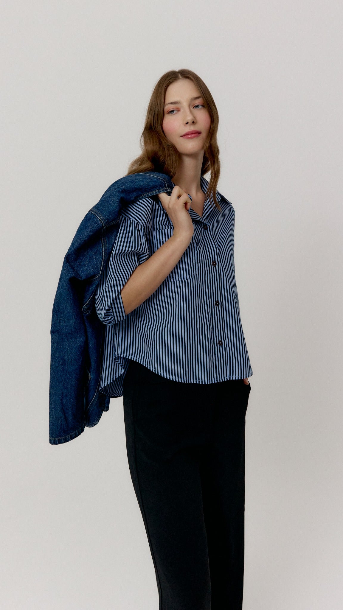 Camisa Arles de rayas de Biscuit, look de cuerpo entero con chaqueta denim.