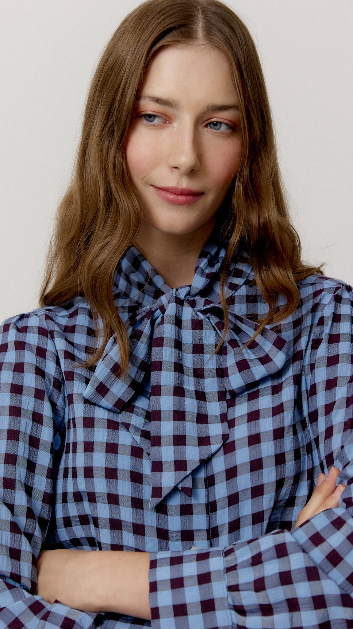 Camisa Bonnie de cuadros lavanda en retrato detalle.