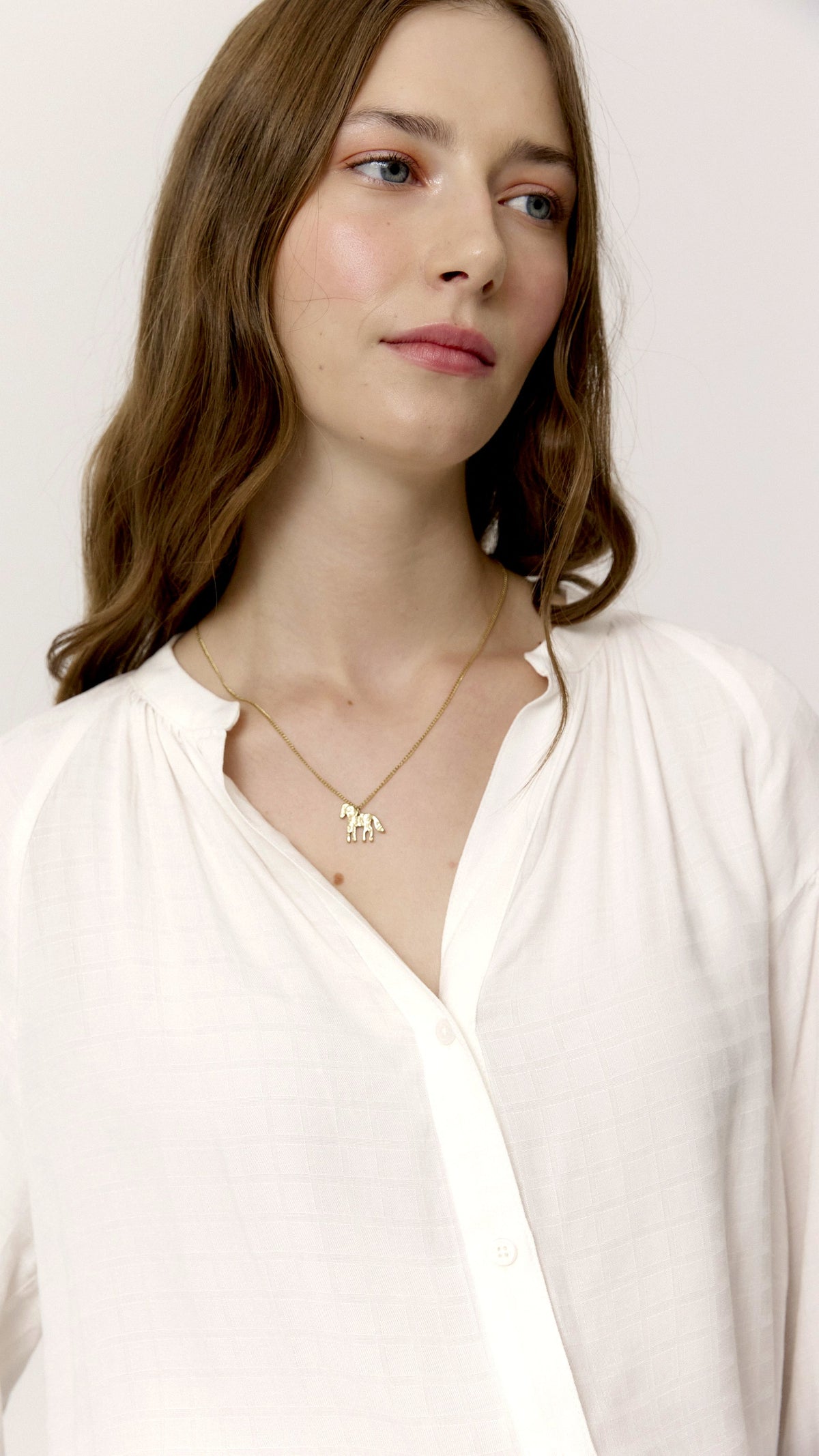 Detalle del escote de la camisa Mars blanca
