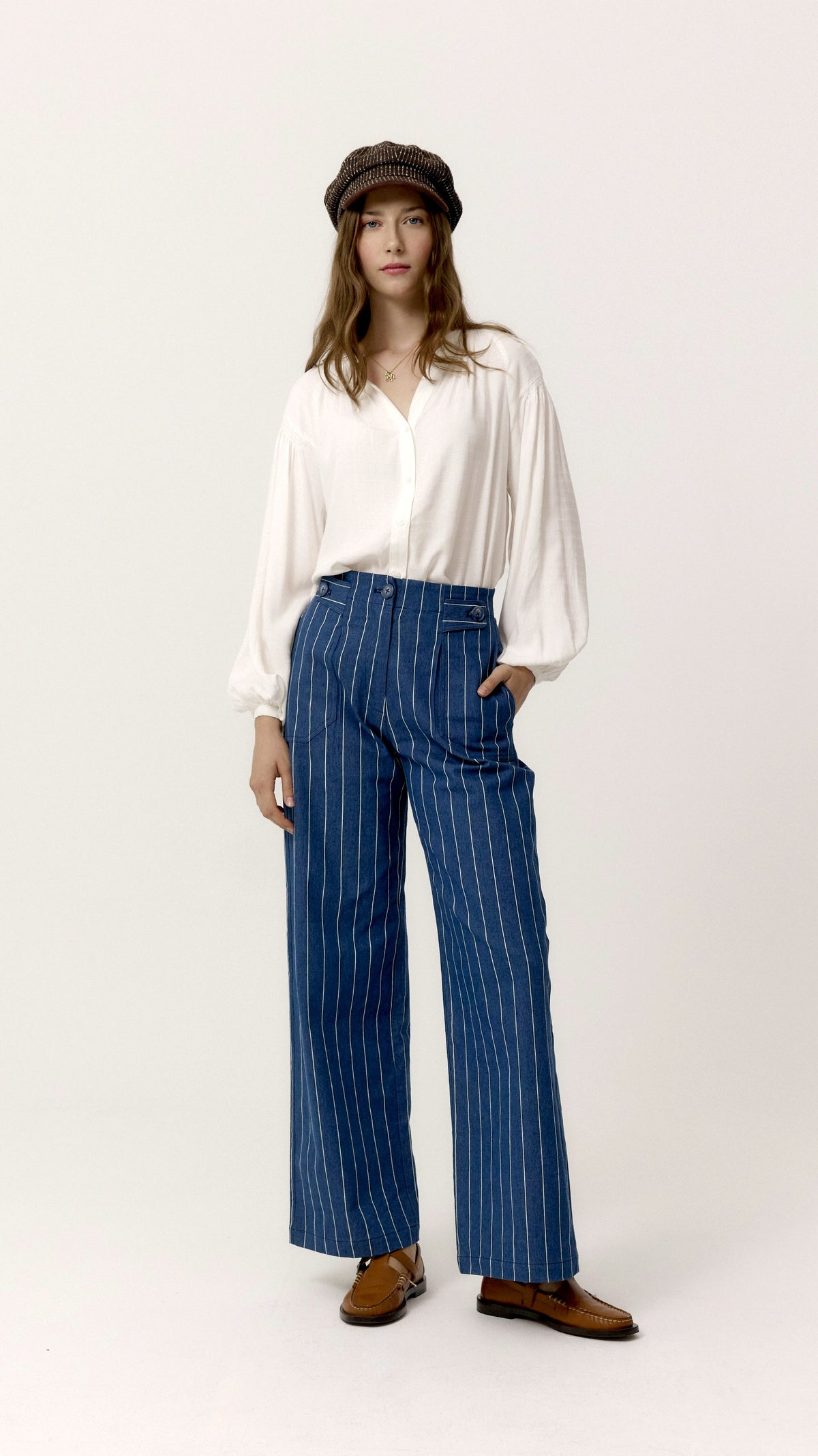 Camisa Mars blanca de mujer - look de cuerpo entero con gorra