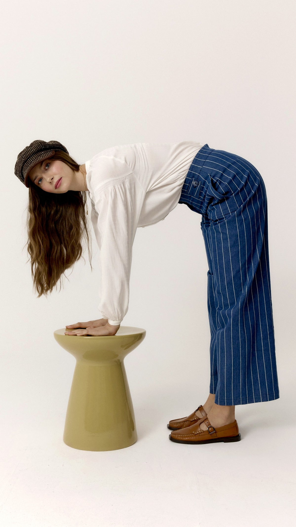Camisa Mars blanca con gorra - look con taburete